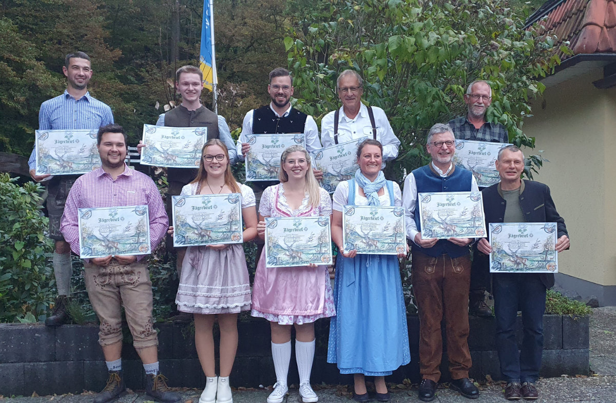 Das Bild zeigt die 11 Jungjäger mit ihren Jägerbriefen.
